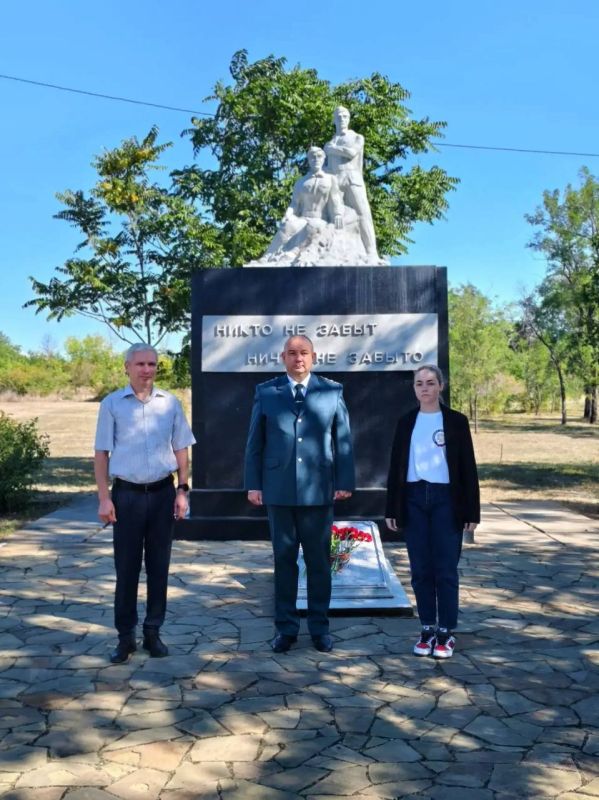 Сегодня, 08 сентября, в День освобождения Донбасса мы склоняем головы перед подвигом героев и возлагаем цветы к их памятникам и братским могилам Сегодня, 08 сентября, в День освобождения Донбасса мы склоняем головы перед подвигом героев и возлагаем цветы к их памятникам и братским могилам
