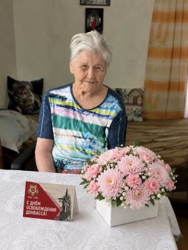 Лариса Толстыкина: В День освобождения Донбасса поздравила с памятной датой ветерана Великой Отечественной войны — жительницу блокадного Ленинграда Майре-Нелли Степановну Буракову