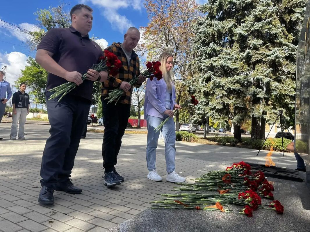 Евгений Поплавский: Уважаемые жители округа!. В этот знаменательный день, в День освобождения Донбасса, мы собрались у памятника «Братская могила советских воинов», чтобы отдать дань вечной памяти героям, павшим за нашу землю Евгений Поплавский: Уважаемые жители округа!. В этот знаменательный день, в День освобождения Донбасса, мы собрались у памятника «Братская могила советских воинов», чтобы отдать дань вечной памяти героям, павшим за нашу землю