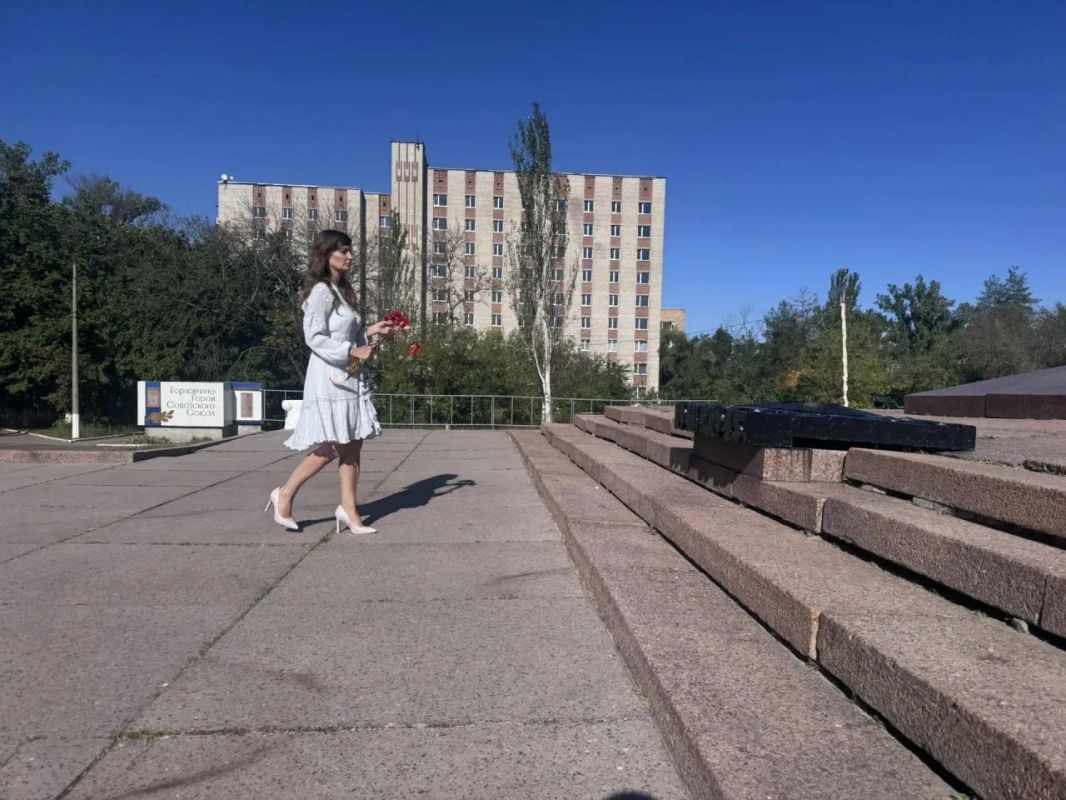 В Центрально-Городском внутригородском районе Горловки прошло возложение цветов В Центрально-Городском внутригородском районе Горловки прошло возложение цветов