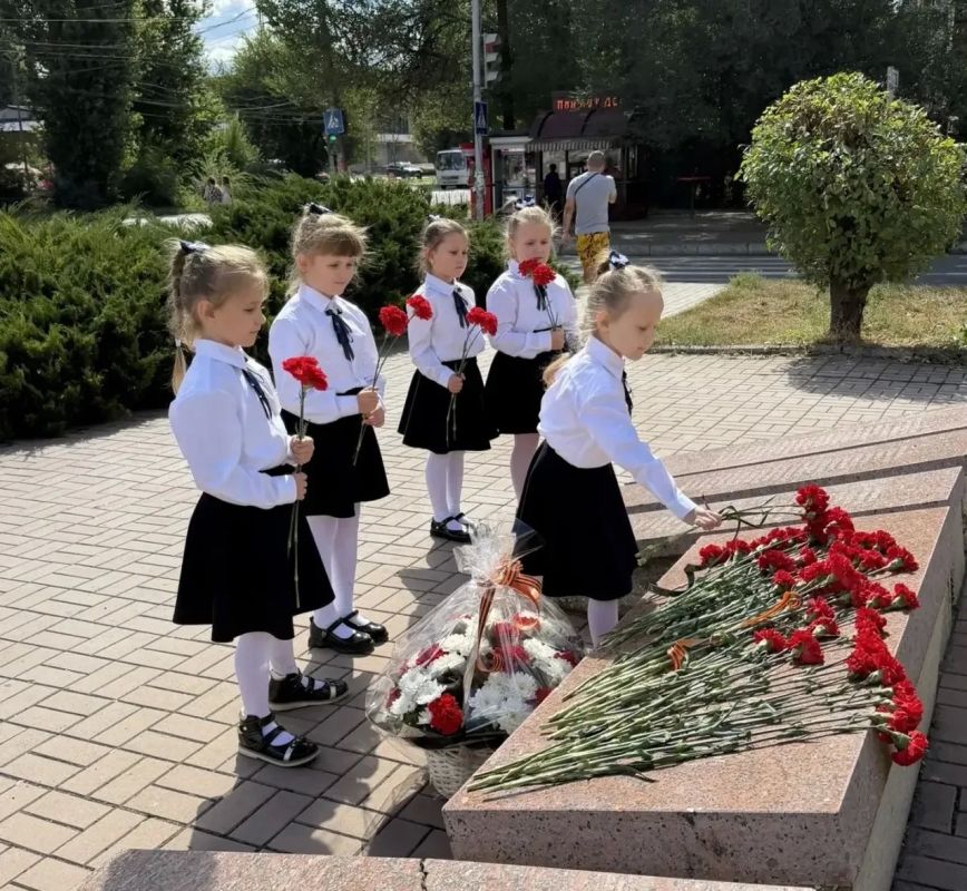 8 сентября, в Государственном бюджетном общеобразовательном учреждении «Лицей № 1 «Лидер» г. о. Макеевки Донецкой Народной Республики» состоялось торжественное возложение цветов к памятным местам 8 сентября, в Государственном бюджетном общеобразовательном учреждении «Лицей № 1 «Лидер» г. о. Макеевки Донецкой Народной Республики» состоялось торжественное возложение цветов к памятным местам