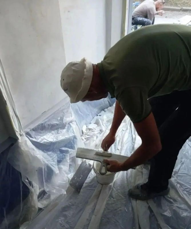 Хабаровский край провел этап отделочных работ в подъезде многоквартирного дома в Дебальцево Хабаровский край провел этап отделочных работ в подъезде многоквартирного дома в Дебальцево