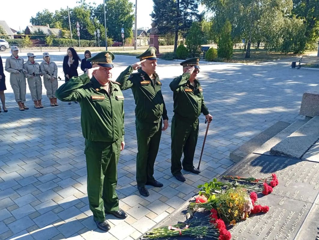 Николай Руппель: В День освобождения Донбасса вместе с коллегами пришли к месту силы ясиноватцев – на площадь Славы, чтобы поклониться памяти наших героев-освободителей Николай Руппель: В День освобождения Донбасса вместе с коллегами пришли к месту силы ясиноватцев – на площадь Славы, чтобы поклониться памяти наших героев-освободителей