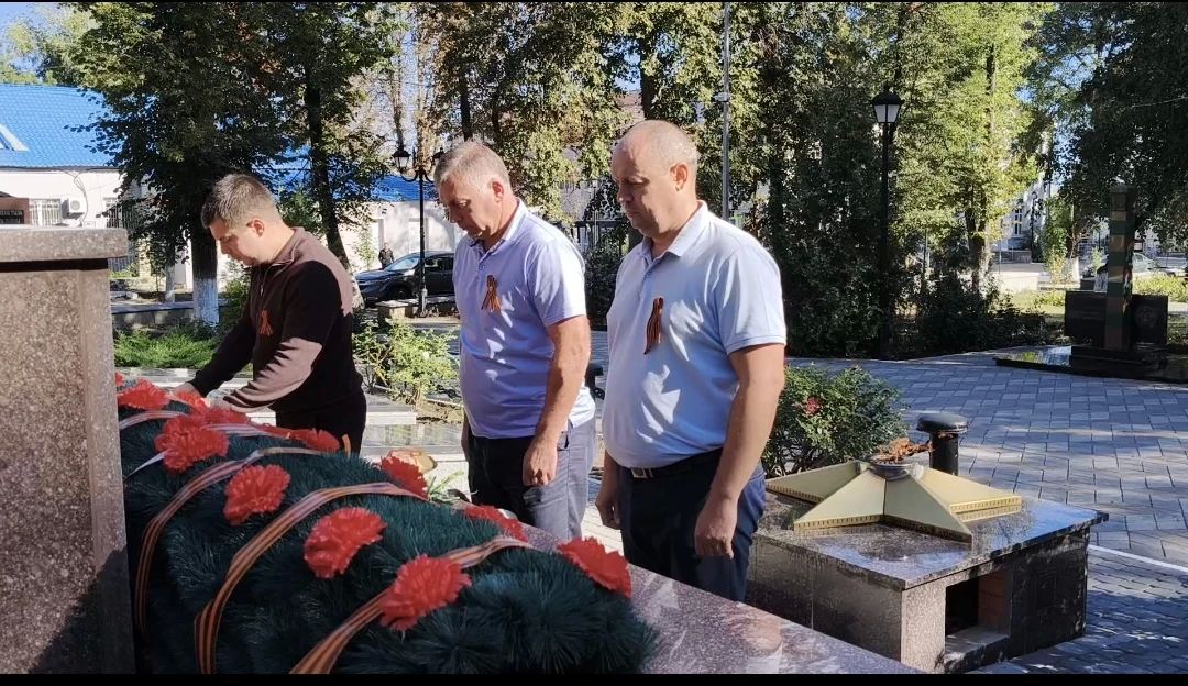 Константин Зинченко: Сегодня, в День освобождения Донбасса совместно с председателем муниципального совета Таймуразом Арсоевым, первым заместителем главы Иваном Борзых, заместителями главы Еленой Снисаренко, Олегом Сидоренко... Константин Зинченко: Сегодня, в День освобождения Донбасса совместно с председателем муниципального совета Таймуразом Арсоевым, первым заместителем главы Иваном Борзых, заместителями главы Еленой Снисаренко, Олегом Сидоренко...