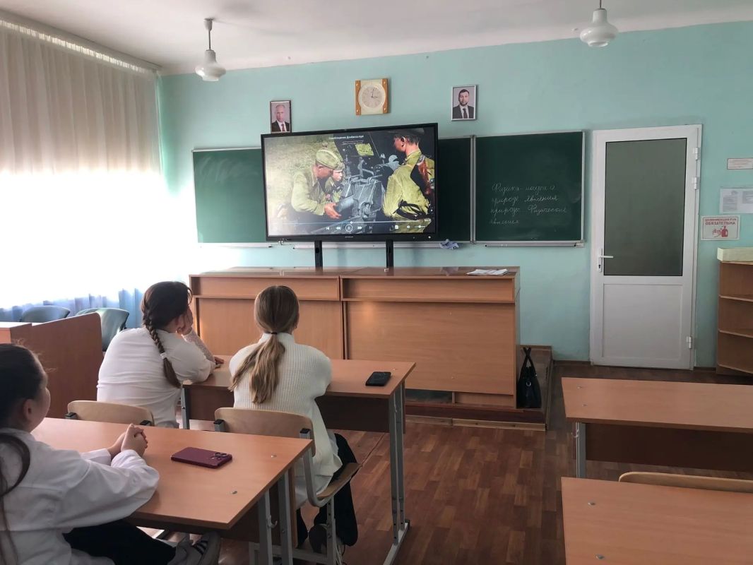 Сотрудники Ждановского центра культуры и досуга провели для ребят мероприятие «Нам есть, что хранить, нам есть, чем гордиться» Сотрудники Ждановского центра культуры и досуга провели для ребят мероприятие «Нам есть, что хранить, нам есть, чем гордиться»