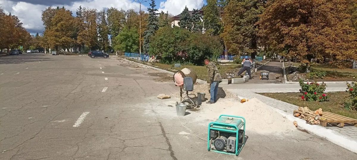 В Дебальцево продолжается благоустройство Центральной площади В Дебальцево продолжается благоустройство Центральной площади