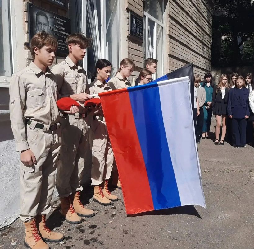 День освобождения Донбасса, 8 сентября, в ГБОУ "Гимназия г. о. Торез" открыли мемориальную доску в память о погибшем участнике спецоперации, выпускнике нашей школы Ильи Мандрыки День освобождения Донбасса, 8 сентября, в ГБОУ "Гимназия г. о. Торез" открыли мемориальную доску в память о погибшем участнике спецоперации, выпускнике нашей школы Ильи Мандрыки