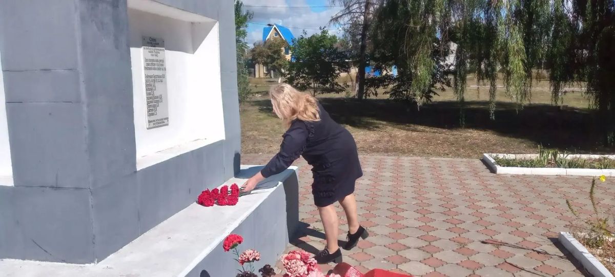 Возложение цветов. 8 сентября в городе Углегорск прошло возложение цветов к памятнику погибшим воинам, посвящённое Дню освобождения Донбасса от немецко-фашистских захватчиков Возложение цветов. 8 сентября в городе Углегорск прошло возложение цветов к памятнику погибшим воинам, посвящённое Дню освобождения Донбасса от немецко-фашистских захватчиков