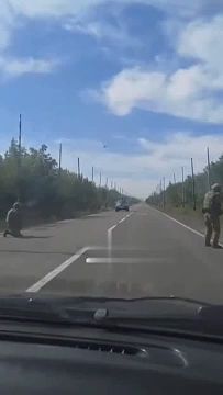 Прилет русского fpv-дрона по автомобилю украинских боевиков на трассе Изюм — Славянск