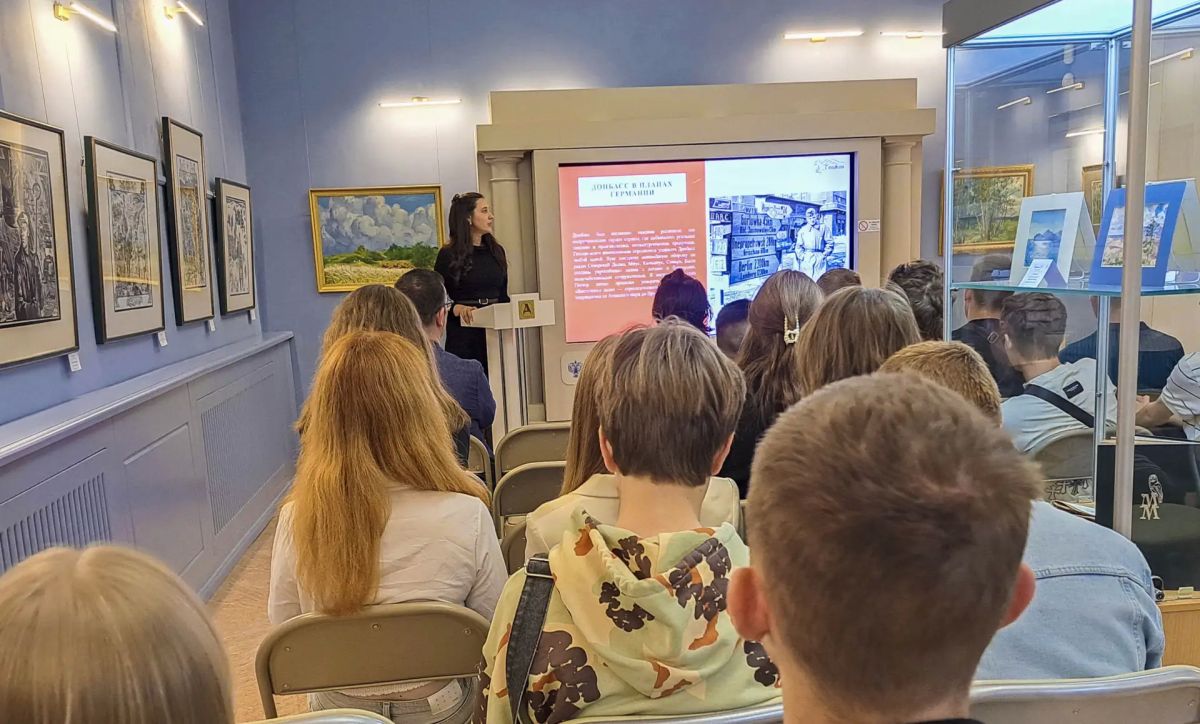 8 сентября, в День освобождения Донбасса — дату, наполненную особым смыслом для всех жителей региона, — в Донецком республиканском художественном музее (Центр художественноэстетического воспитания «Геликон») прошёл... 8 сентября, в День освобождения Донбасса — дату, наполненную особым смыслом для всех жителей региона, — в Донецком республиканском художественном музее (Центр художественноэстетического воспитания «Геликон») прошёл...