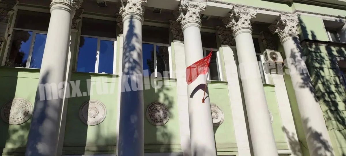В ночь с 7 на 8 сентября 1943 года в ходе ожесточённых боёв за освобождение города Сталино рядовой П. С. Мокроусов из 1024-го стрелкового полка 295-й стрелковой дивизии водрузил Красное знамя на здании кинотеатра «Комсомолец» В ночь с 7 на 8 сентября 1943 года в ходе ожесточённых боёв за освобождение города Сталино рядовой П. С. Мокроусов из 1024-го стрелкового полка 295-й стрелковой дивизии водрузил Красное знамя на здании кинотеатра «Комсомолец»