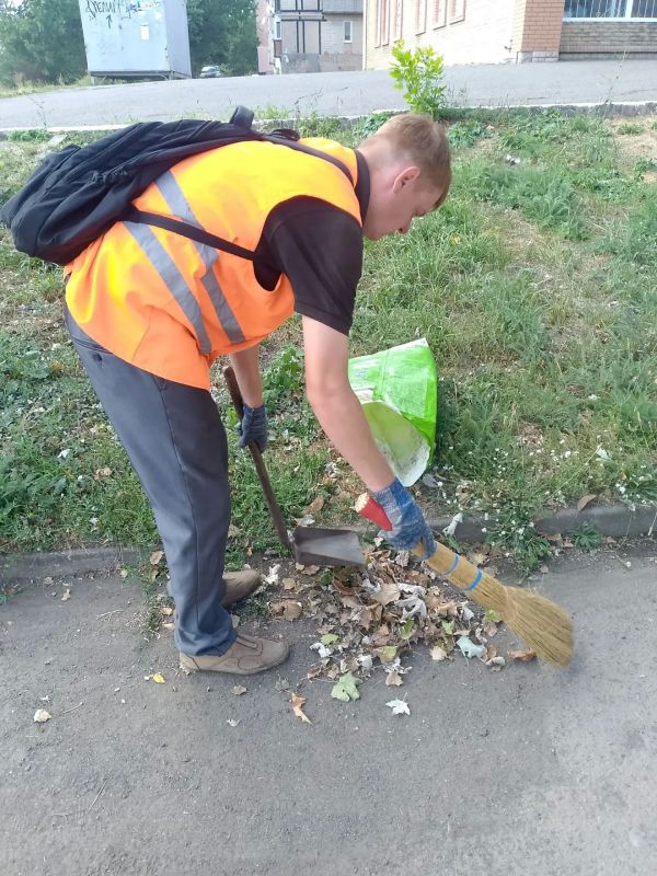 Коммунальщики Снежного продолжают благоустраивать территории общего пользования Коммунальщики Снежного продолжают благоустраивать территории общего пользования