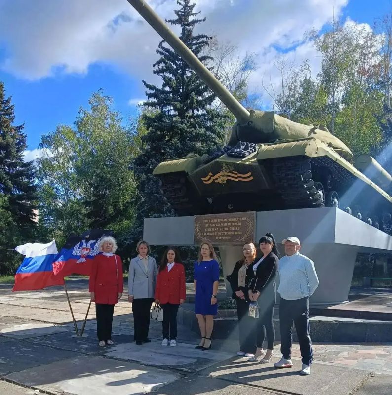 В Светлодарске почтили память защитников Отечества и возложили цветы к памятному знаку воинам-освободителям В Светлодарске почтили память защитников Отечества и возложили цветы к памятному знаку воинам-освободителям