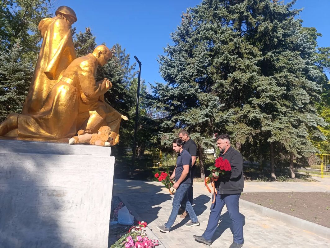 Александр Шатов: Жители Шахтерского округа почтили память освободителей Донбасса Александр Шатов: Жители Шахтерского округа почтили память освободителей Донбасса