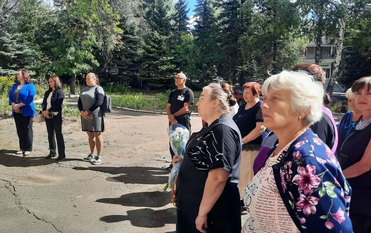 День освобождения Донбасса, 8 сентября, в ГБОУ "Гимназия г. о. Торез" открыли мемориальную доску в память о погибшем участнике спецоперации, выпускнике нашей школы Ильи Мандрыки День освобождения Донбасса, 8 сентября, в ГБОУ "Гимназия г. о. Торез" открыли мемориальную доску в память о погибшем участнике спецоперации, выпускнике нашей школы Ильи Мандрыки