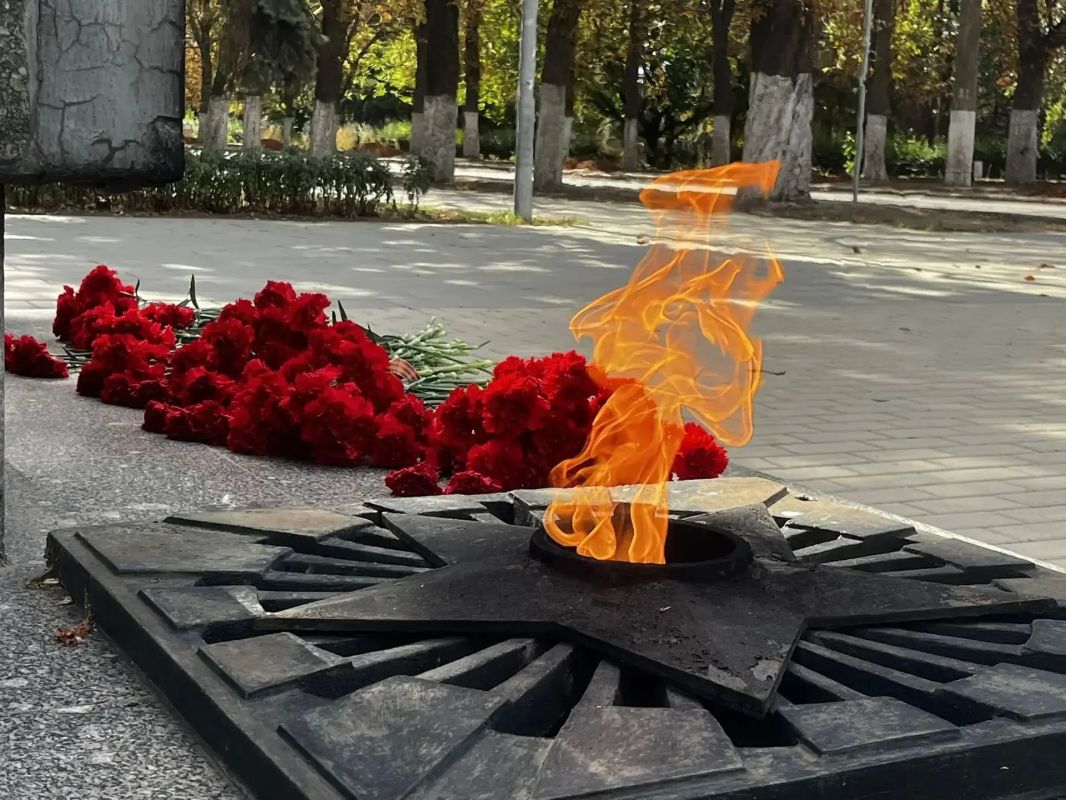 Евгений Поплавский: Уважаемые жители округа!. В этот знаменательный день, в День освобождения Донбасса, мы собрались у памятника «Братская могила советских воинов», чтобы отдать дань вечной памяти героям, павшим за нашу землю Евгений Поплавский: Уважаемые жители округа!. В этот знаменательный день, в День освобождения Донбасса, мы собрались у памятника «Братская могила советских воинов», чтобы отдать дань вечной памяти героям, павшим за нашу землю