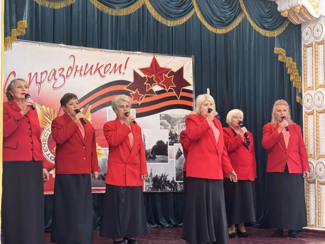 Сегодня, в Зугрэсском Дворце культуры состоялась тематическая программа «Живи и помни», посвящённая Дню Освобождения Донбасса Сегодня, в Зугрэсском Дворце культуры состоялась тематическая программа «Живи и помни», посвящённая Дню Освобождения Донбасса