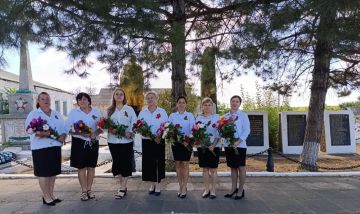 Сегодня 8 сентября культурными и библиотечными работниками отдела культуры проведены торжественные мероприятия, посвященные 83-й годовщине освобождения Донбасса от немецко-фашистских захватчиков