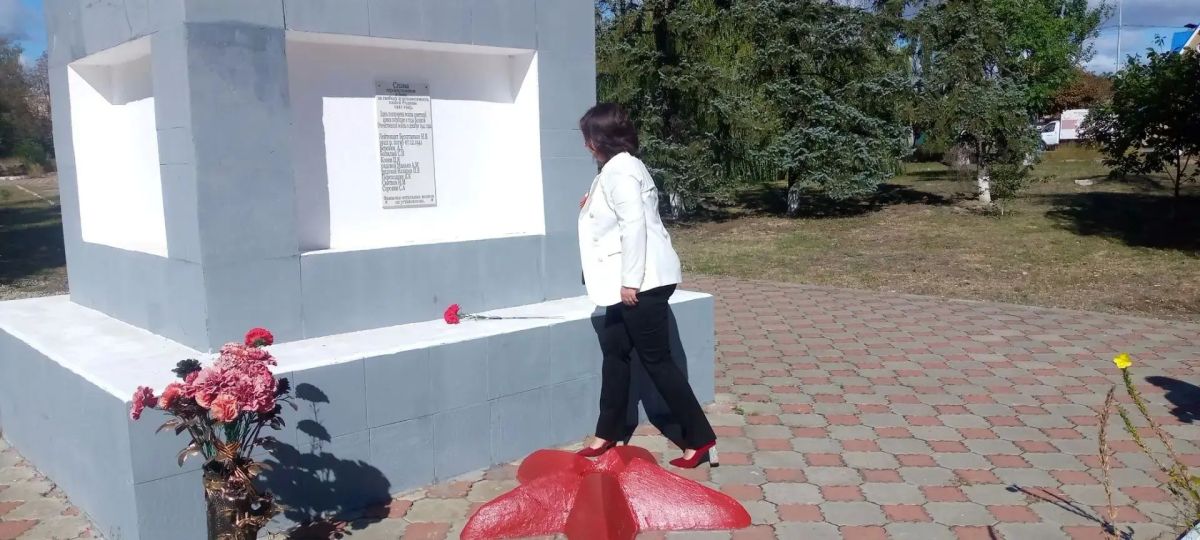 Возложение цветов. 8 сентября в городе Углегорск прошло возложение цветов к памятнику погибшим воинам, посвящённое Дню освобождения Донбасса от немецко-фашистских захватчиков Возложение цветов. 8 сентября в городе Углегорск прошло возложение цветов к памятнику погибшим воинам, посвящённое Дню освобождения Донбасса от немецко-фашистских захватчиков