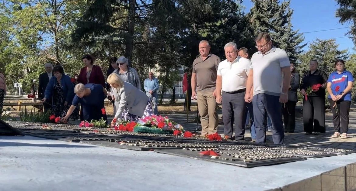 Василий Овчаров: Сегодня, 8 сентября, принял участие в памятном мероприятии, посвящённом 83-й годовщине освобождения Донбасса от немецко-фашистских захватчиков Василий Овчаров: Сегодня, 8 сентября, принял участие в памятном мероприятии, посвящённом 83-й годовщине освобождения Донбасса от немецко-фашистских захватчиков