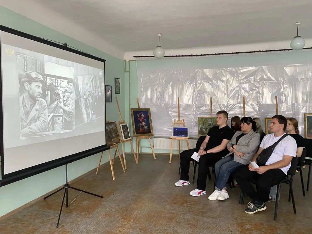 Сотрудники Дебальцевского городского музея провели час памяти, посвященный Дню освобождения Донбасса Сотрудники Дебальцевского городского музея провели час памяти, посвященный Дню освобождения Донбасса