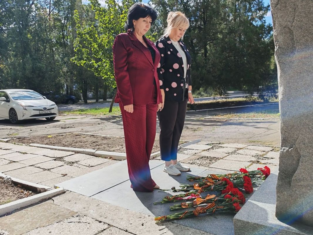 В День освобождения Донбасса в Торезе почтили память Героев В День освобождения Донбасса в Торезе почтили память Героев
