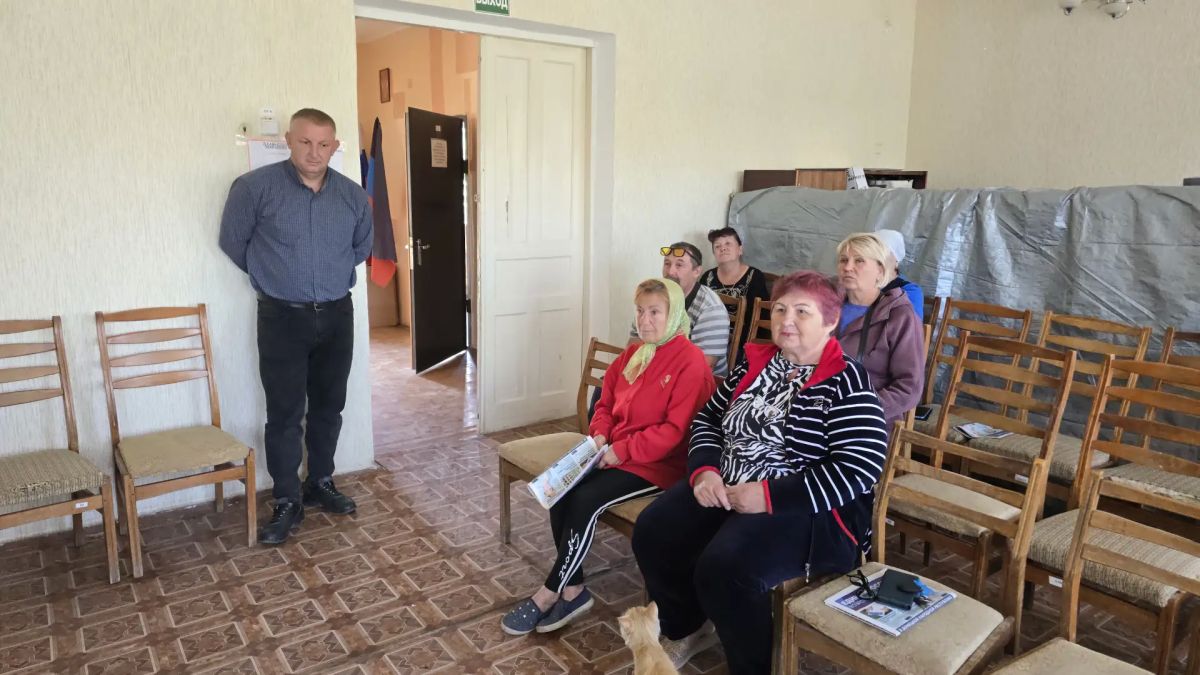 Заместитель главы Администрации Старобешевского муниципального округа Сергей Осадчий провёл встречу с жителями села Коммунаровка Заместитель главы Администрации Старобешевского муниципального округа Сергей Осадчий провёл встречу с жителями села Коммунаровка
