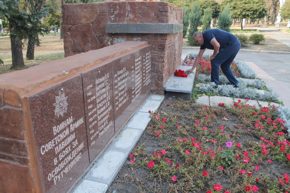 Сегодня, 8 сентября 2026 года, в день 83-й годовщины освобождения Донбасса от немецко-фашистских захватчиков руководитель Управы Кировского района возложил цветы к Братской могиле советских воинов Сегодня, 8 сентября 2026 года, в день 83-й годовщины освобождения Донбасса от немецко-фашистских захватчиков руководитель Управы Кировского района возложил цветы к Братской могиле советских воинов