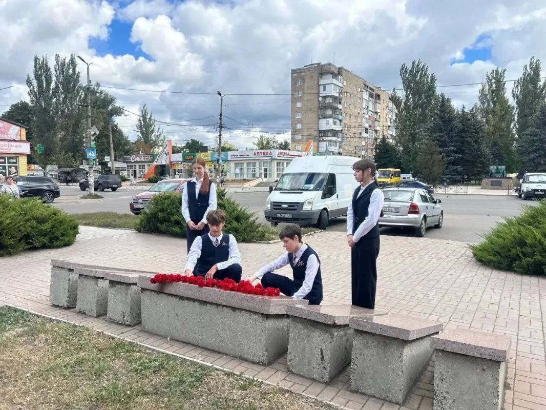 8 сентября, в Государственном бюджетном общеобразовательном учреждении «Лицей № 1 «Лидер» г. о. Макеевки Донецкой Народной Республики» состоялось торжественное возложение цветов к памятным местам 8 сентября, в Государственном бюджетном общеобразовательном учреждении «Лицей № 1 «Лидер» г. о. Макеевки Донецкой Народной Республики» состоялось торжественное возложение цветов к памятным местам