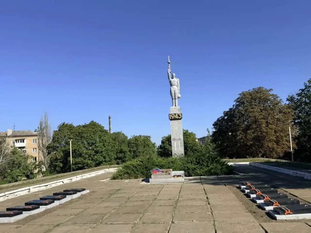 Сегодня, в течение дня, сотрудники Дворца культуры чтили память героев, отдавших жизни за свободу родной земли, возлагая цветы к Братской могиле Советских воинов Сегодня, в течение дня, сотрудники Дворца культуры чтили память героев, отдавших жизни за свободу родной земли, возлагая цветы к Братской могиле Советских воинов