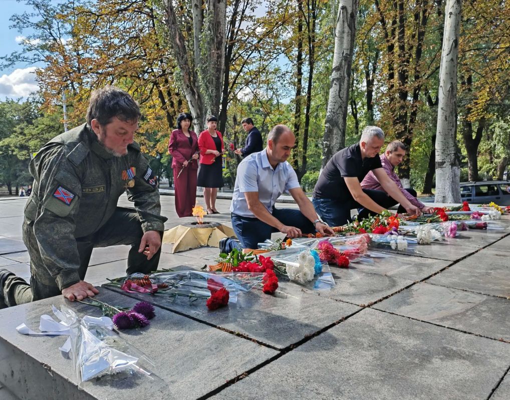 В День освобождения Донбасса в Торезе почтили память Героев В День освобождения Донбасса в Торезе почтили память Героев