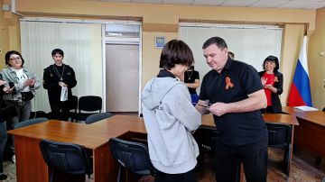 Игорь Лызов: В Амвросиевке Юным Гражданам Торжественно Вручили Паспорта
