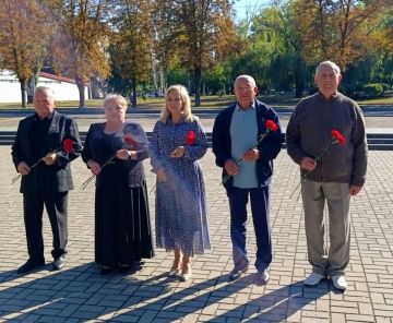 Наталья Бегуненко: В Петровском районе г. Донецка прошла церемония возложения цветов к памятнику «Петровчанам, погибшим в годы Великой Отечественной войны», посвященная Дню освобождения Донбасса от немецко-фашистских...
