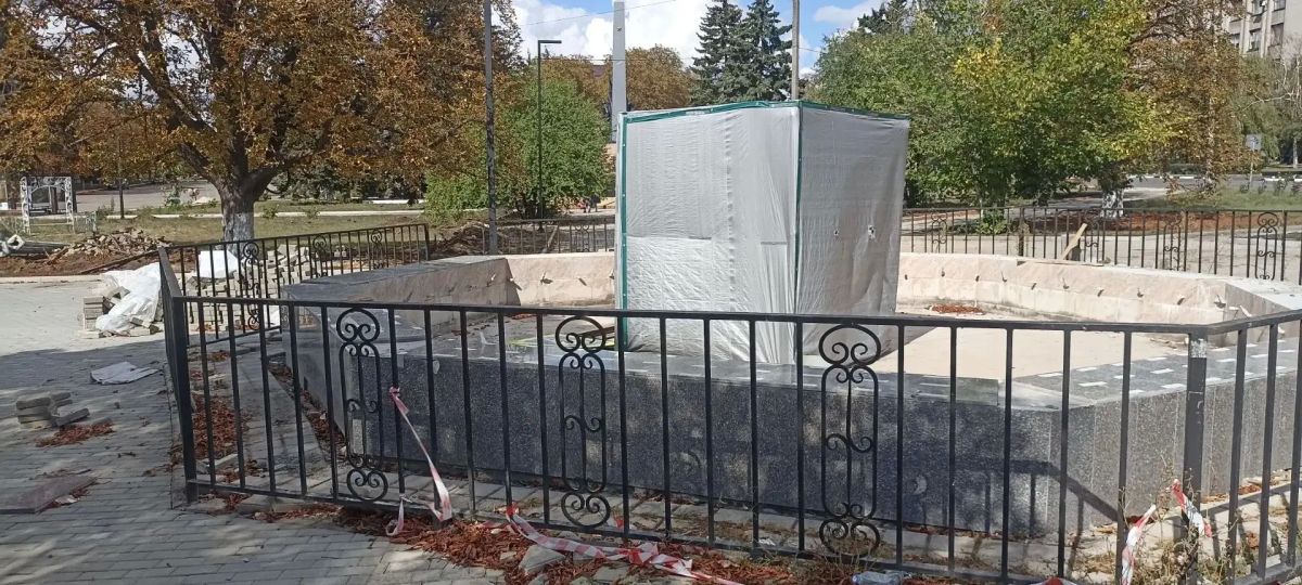 В Дебальцево продолжается благоустройство Центральной площади В Дебальцево продолжается благоустройство Центральной площади