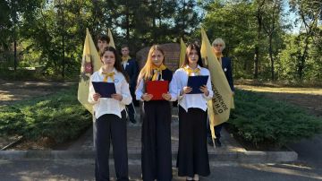 В память о погибших в боях за Донбасс и тех, кто освобождал край от немецко-фашистских захватчиков, 8 сентября в Донецке прошел митинг-реквием у памятника расстрелянным партизанам-подпольщикам