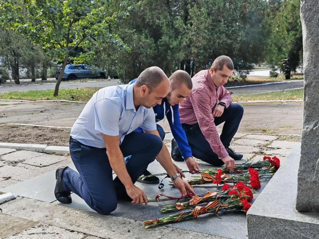 В День освобождения Донбасса в Торезе почтили память Героев В День освобождения Донбасса в Торезе почтили память Героев