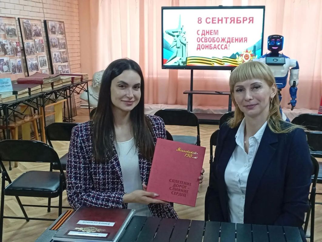 Уникальный подарок, раритет с необычной историей сегодня передала в дар Ясиноватскому городскому музею уполномоченный по правам ребенка Донецкой Народной Республики Таисия Чернявская Уникальный подарок, раритет с необычной историей сегодня передала в дар Ясиноватскому городскому музею уполномоченный по правам ребенка Донецкой Народной Республики Таисия Чернявская