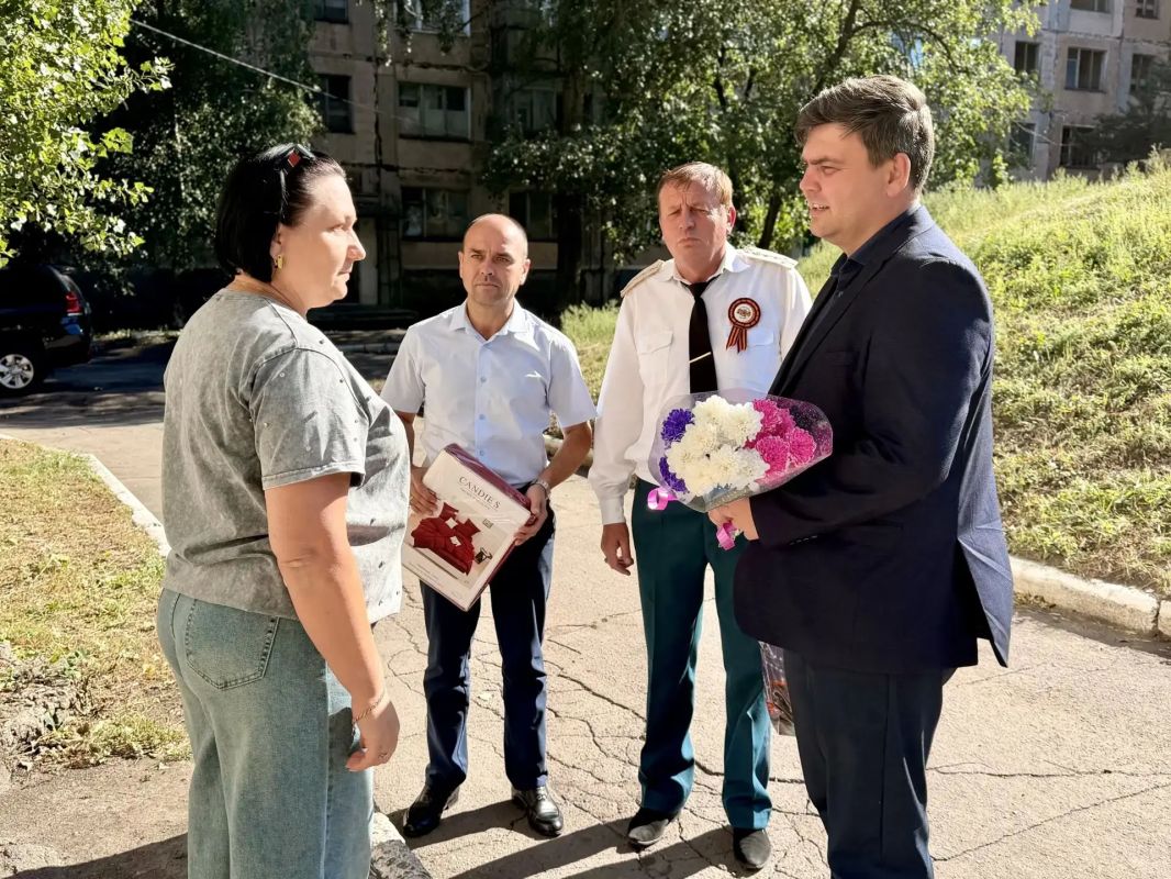 В Торезе почтили память героев не только словом, но и делом В Торезе почтили память героев не только словом, но и делом