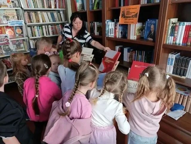 Сегодня в библиотеке-филиале №6 прошел инфо-урок памяти «540 дней мужества», посвящённый 83-й годовщине Освобождения Донбасса от немецко-фашистских захватчиков Сегодня в библиотеке-филиале №6 прошел инфо-урок памяти «540 дней мужества», посвящённый 83-й годовщине Освобождения Донбасса от немецко-фашистских захватчиков