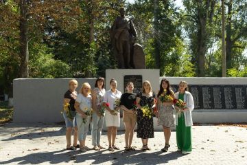 В честь знаковой даты — Дня освобождения Донбасса от немецко-фашистских захватчиков — коллектив МБУ «Клуб "Прогресс"» провел возложения цветов у памятного мемориала