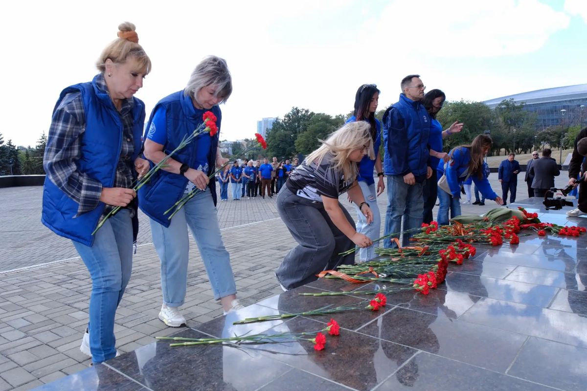 Итальянские гости почтили память освободителей Донбасса Итальянские гости почтили память освободителей Донбасса