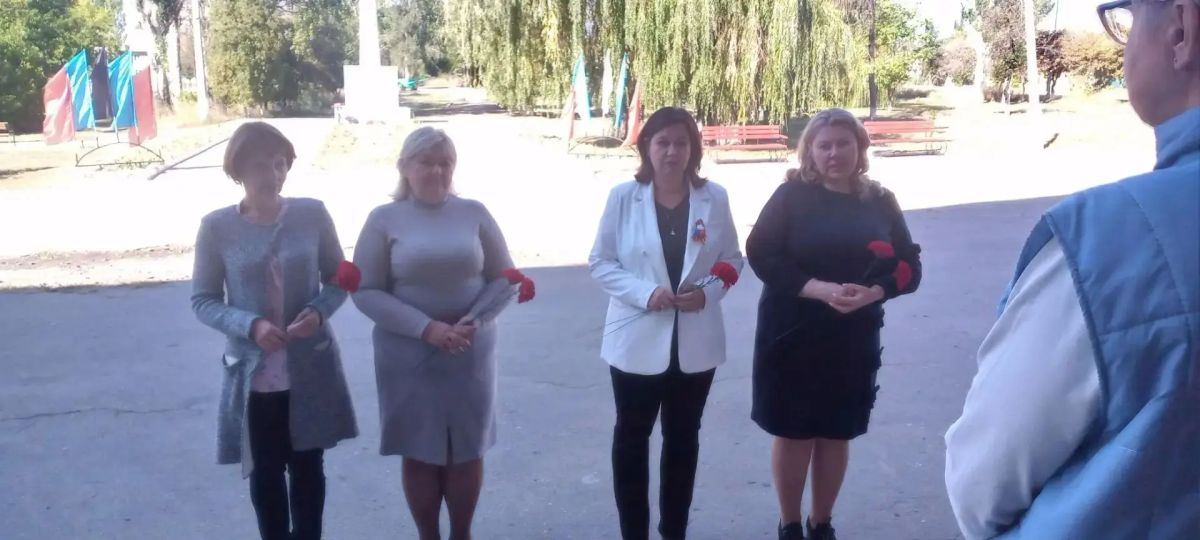 Возложение цветов. 8 сентября в городе Углегорск прошло возложение цветов к памятнику погибшим воинам, посвящённое Дню освобождения Донбасса от немецко-фашистских захватчиков Возложение цветов. 8 сентября в городе Углегорск прошло возложение цветов к памятнику погибшим воинам, посвящённое Дню освобождения Донбасса от немецко-фашистских захватчиков