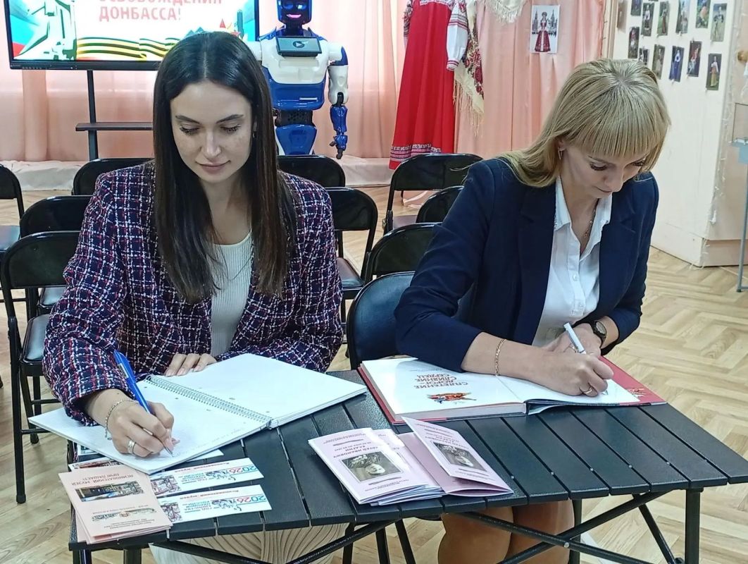 Уникальный подарок, раритет с необычной историей сегодня передала в дар Ясиноватскому городскому музею уполномоченный по правам ребенка Донецкой Народной Республики Таисия Чернявская Уникальный подарок, раритет с необычной историей сегодня передала в дар Ясиноватскому городскому музею уполномоченный по правам ребенка Донецкой Народной Республики Таисия Чернявская