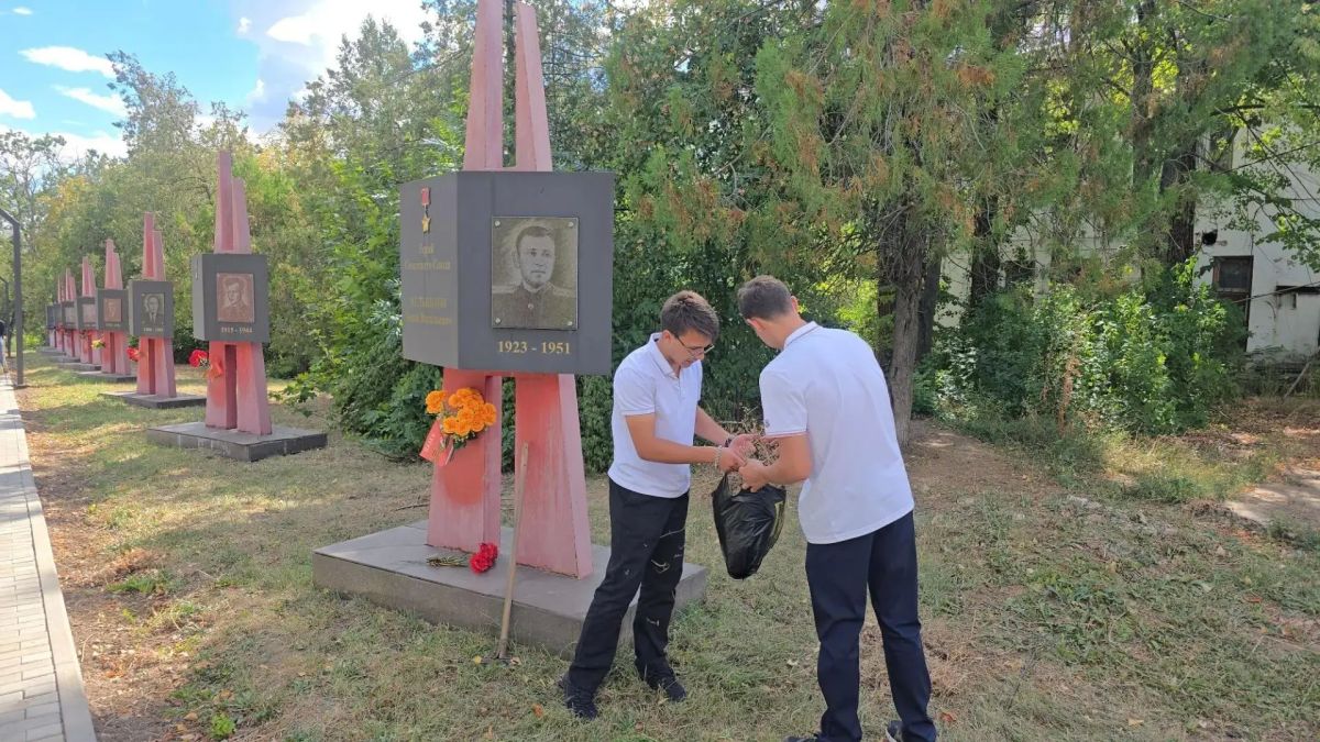 В Докучаевске молодежь привела в порядок Аллею Героев В Докучаевске молодежь привела в порядок Аллею Героев