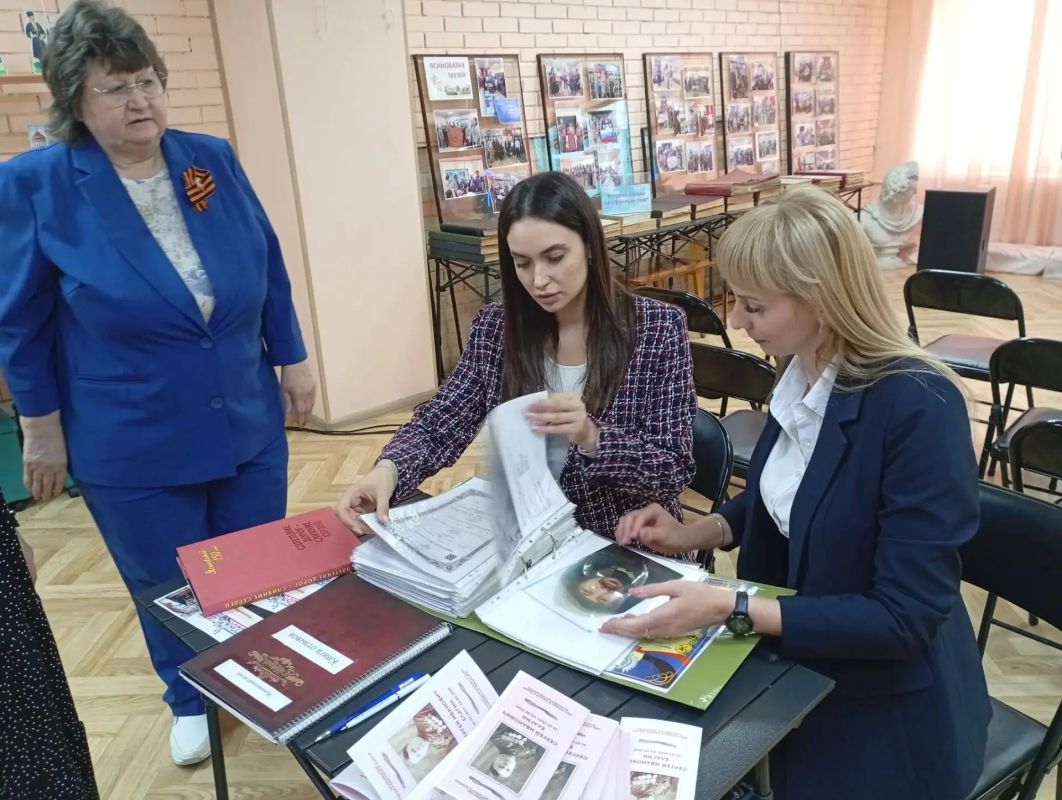 Уникальный подарок, раритет с необычной историей сегодня передала в дар Ясиноватскому городскому музею уполномоченный по правам ребенка Донецкой Народной Республики Таисия Чернявская Уникальный подарок, раритет с необычной историей сегодня передала в дар Ясиноватскому городскому музею уполномоченный по правам ребенка Донецкой Народной Республики Таисия Чернявская
