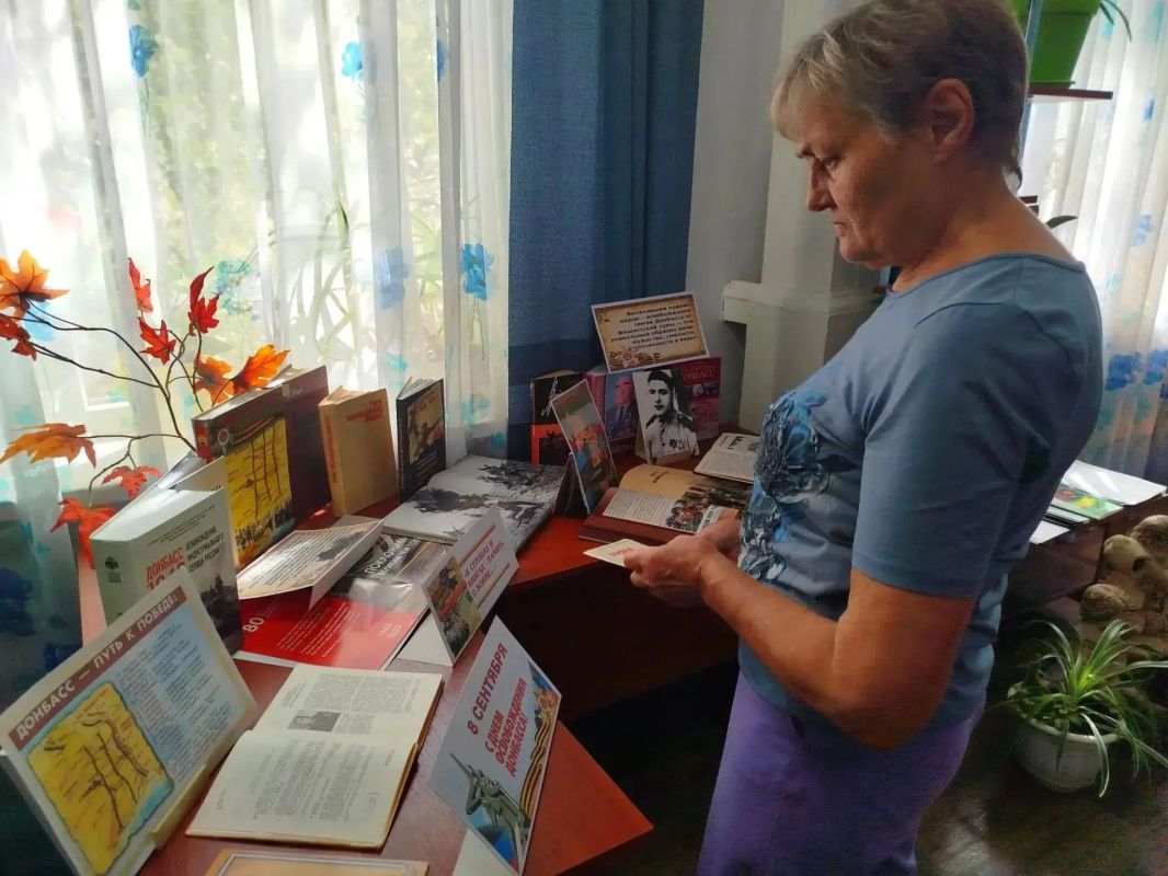 К Дню освобождения Донбасса от немецко-фашистских захватчиков в библиотеке прошли исторический очерк и книжная выставка «В сердцах и книгах память о войне» К Дню освобождения Донбасса от немецко-фашистских захватчиков в библиотеке прошли исторический очерк и книжная выставка «В сердцах и книгах память о войне»