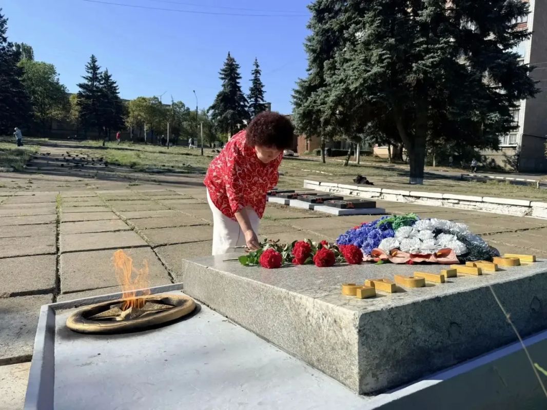 Сегодня, в течение дня, сотрудники Дворца культуры чтили память героев, отдавших жизни за свободу родной земли, возлагая цветы к Братской могиле Советских воинов Сегодня, в течение дня, сотрудники Дворца культуры чтили память героев, отдавших жизни за свободу родной земли, возлагая цветы к Братской могиле Советских воинов