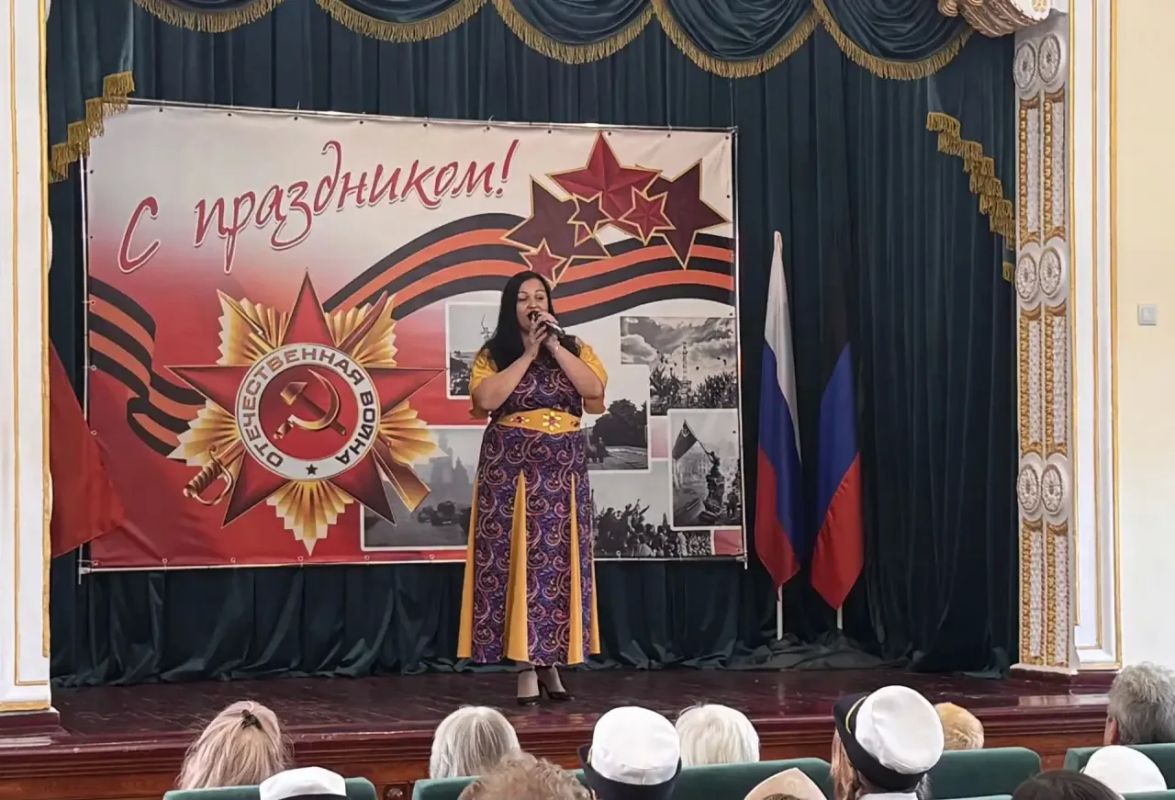 Сегодня, в Зугрэсском Дворце культуры состоялась тематическая программа «Живи и помни», посвящённая Дню Освобождения Донбасса Сегодня, в Зугрэсском Дворце культуры состоялась тематическая программа «Живи и помни», посвящённая Дню Освобождения Донбасса