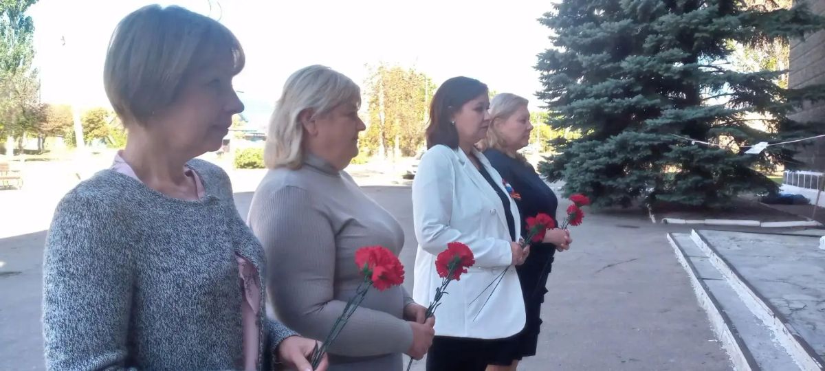 Возложение цветов. 8 сентября в городе Углегорск прошло возложение цветов к памятнику погибшим воинам, посвящённое Дню освобождения Донбасса от немецко-фашистских захватчиков Возложение цветов. 8 сентября в городе Углегорск прошло возложение цветов к памятнику погибшим воинам, посвящённое Дню освобождения Донбасса от немецко-фашистских захватчиков