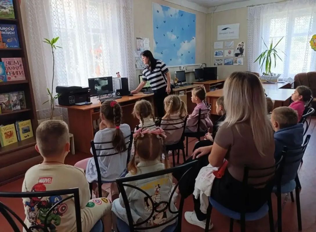 Сегодня в библиотеке-филиале №6 прошел инфо-урок памяти «540 дней мужества», посвящённый 83-й годовщине Освобождения Донбасса от немецко-фашистских захватчиков Сегодня в библиотеке-филиале №6 прошел инфо-урок памяти «540 дней мужества», посвящённый 83-й годовщине Освобождения Донбасса от немецко-фашистских захватчиков